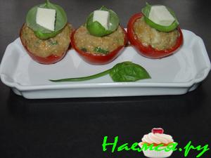 Помидоры, начинённые салатом из красной чечевицы, груши и гауда