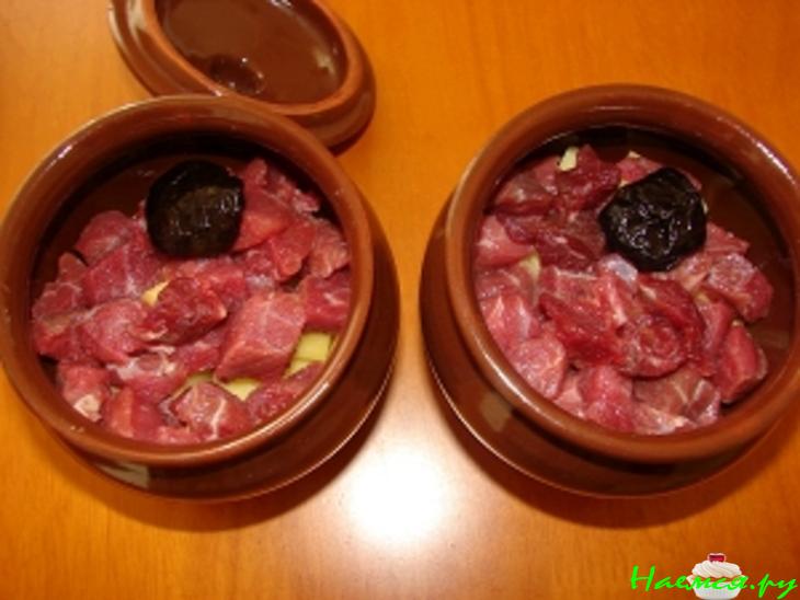 Гороховый суп с мясом в горшочке