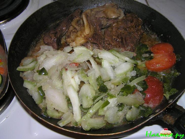 Ребрышки говяжьи тушеные с овощами