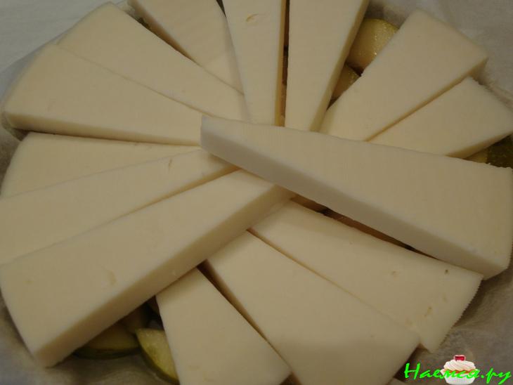 Лимонная форель с белым вином, козьим сыром и запеченными грушами