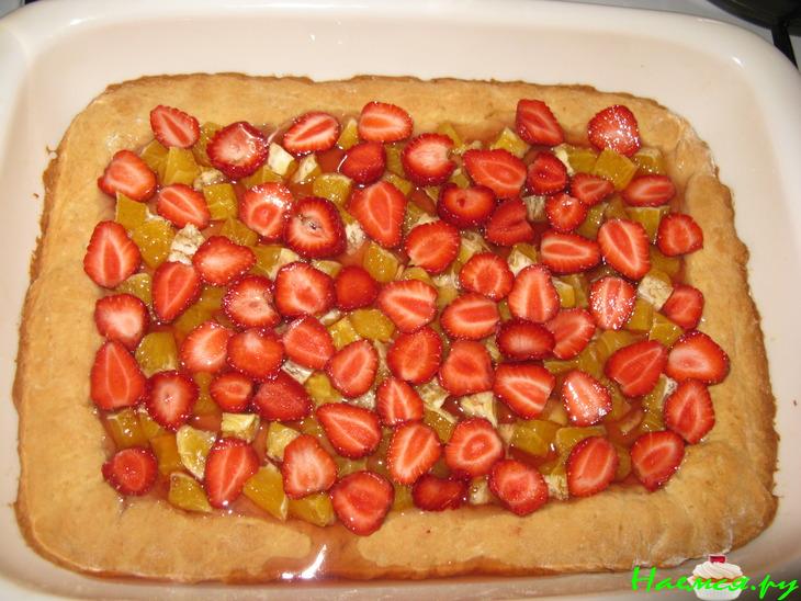 Пирог из быстрого теста с апельсином и клубникой