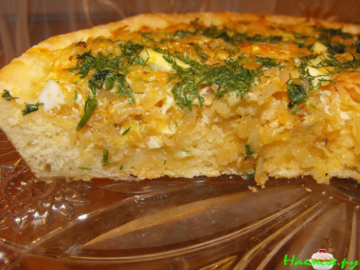 Открытый пирог с капустой и яйцами