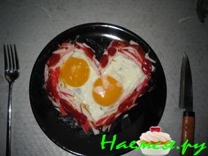 Яичница с крабовыми палочками и кетчупом Яичница с крабовыми палочками и кетчупом