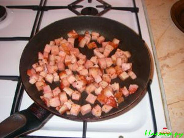 Закусочный хлеб с сыром и копченой грудинкой