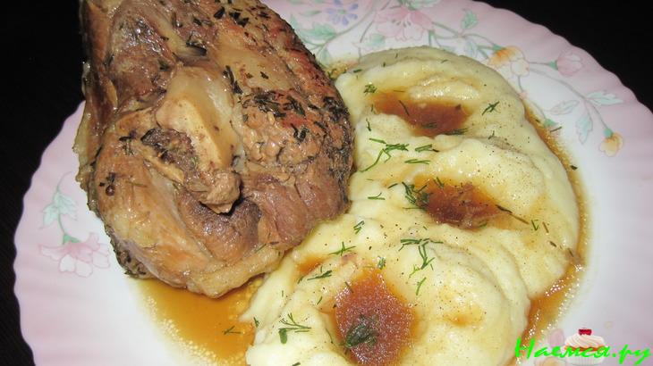Ароматная свиная нога запеченная в фольге