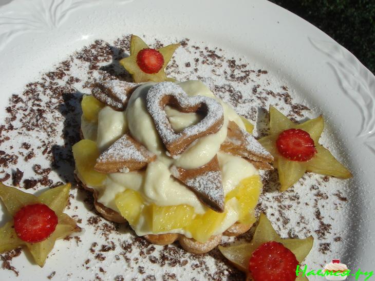 Десерт с песочным печеньем и фруктами Десерт с песочным печеньем и фруктами