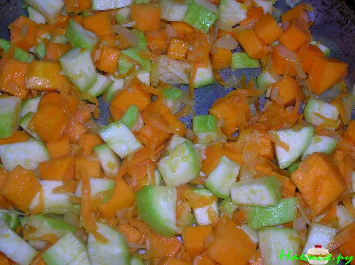 Густой чечевичный суп с копчеными свиными ребрышками Густой чечевичный суп с копчеными свиными ребрышками