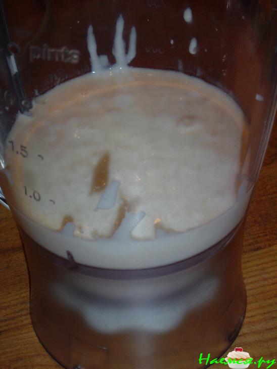 Коктейль кисло-молочный с бананами и ягодами