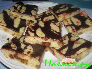 Печенье с изюмом и кусочками шоколадных конфет