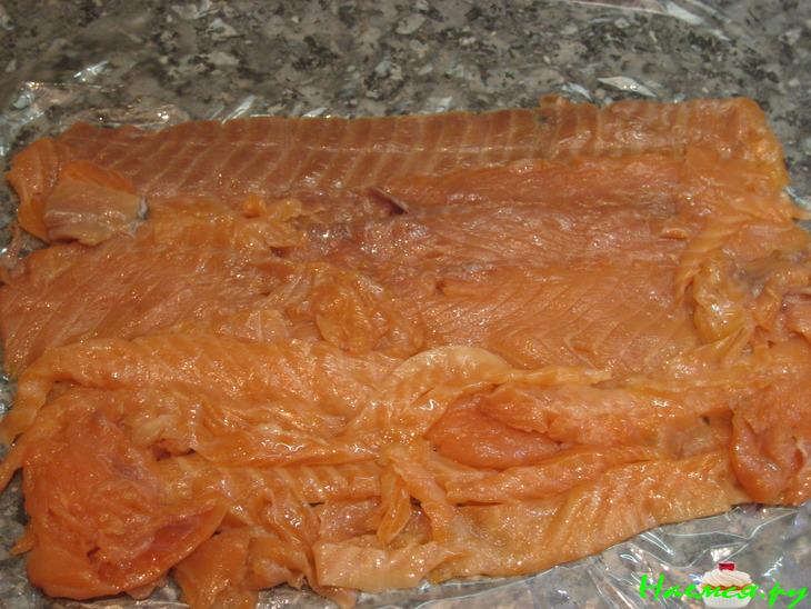 Рулет из копченого лосося с яблоком Рулет из копченого лосося с яблоком