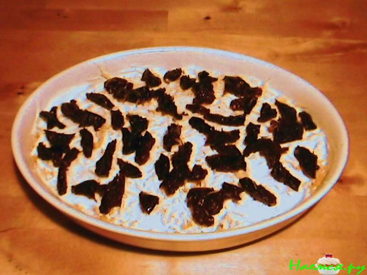 Салат с курицей, овощами и фруктами