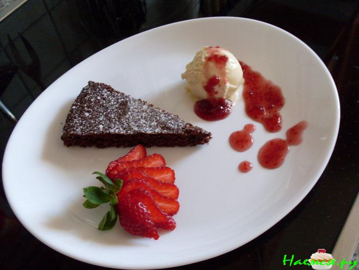 Шоколадный пирог с молотым миндалем