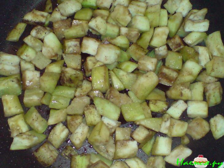 Салат из отварной рыбы и баклажанов