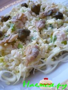 Салат с копчеными ракушками, курицей, луком пореем и яблоком