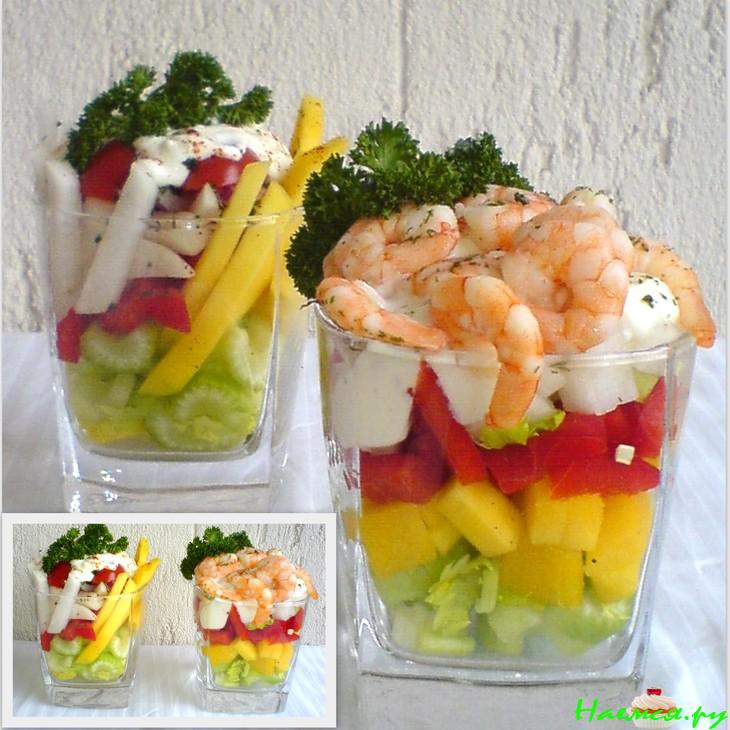 Салат-коктейль с сельдереем, манго, дайконом...