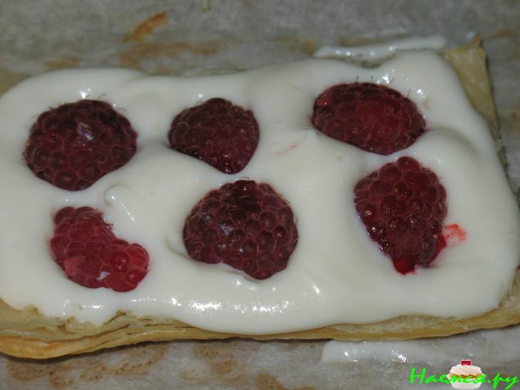 Слоеные пирожные с малиной и рикоттой 