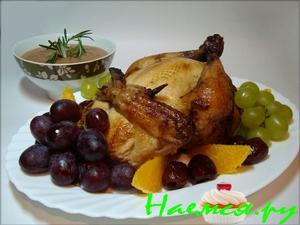 Курица, запечённая с виноградом, финиками и имбирём в медовой глазури