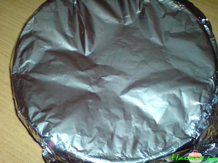 Торт со сметанным суфле и черносливом