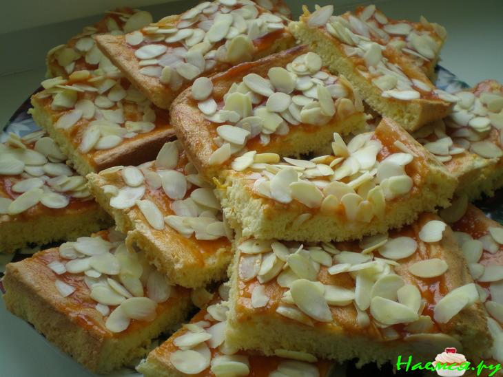 Бисквитный пирог с миндальными хлопьями