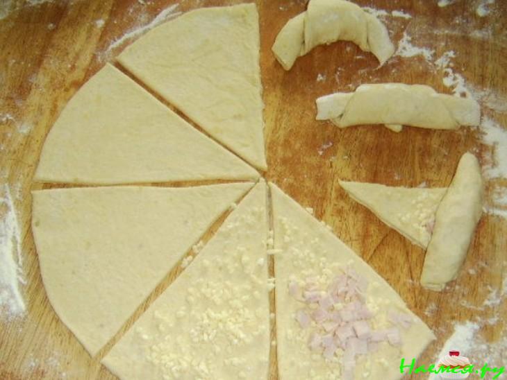 Рогалики дрожжевые с ветчиной и сыром Рогалики дрожжевые с ветчиной и сыром