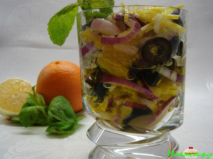 Салат с апельсином и маслинами