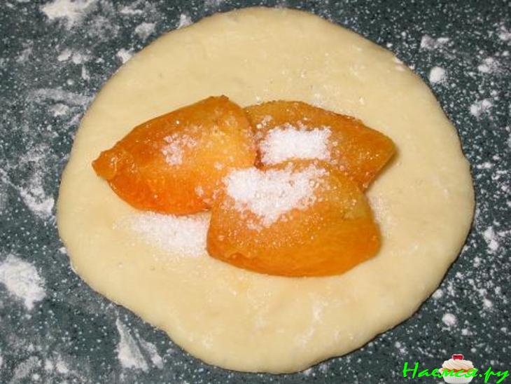 Открытые пирожки с абрикосами Открытые пирожки с абрикосами