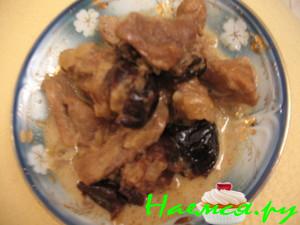 Телятина с черносливом и орехами в красном вине