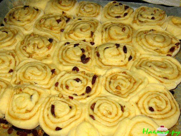Перевёрнутый пирог из розеток, с изюмно-ореховой корочкой