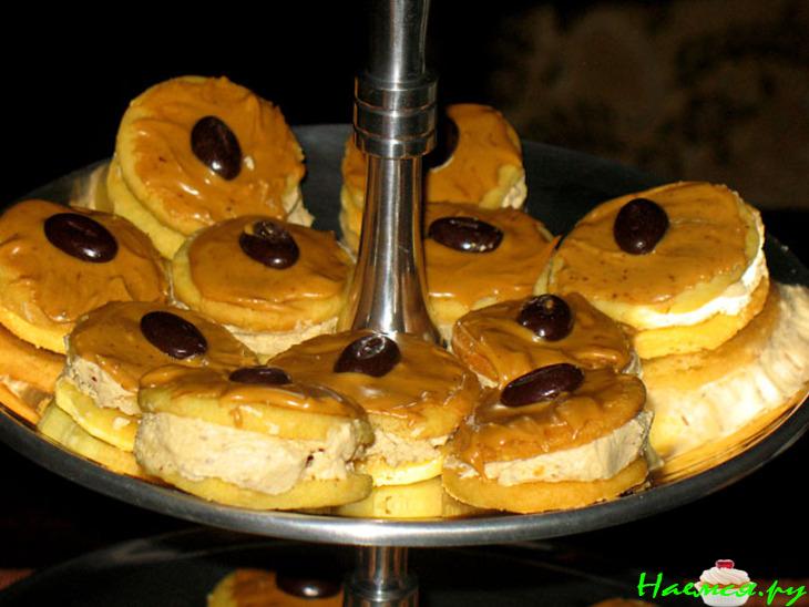 Миндальное печенье с кофейной начинкой