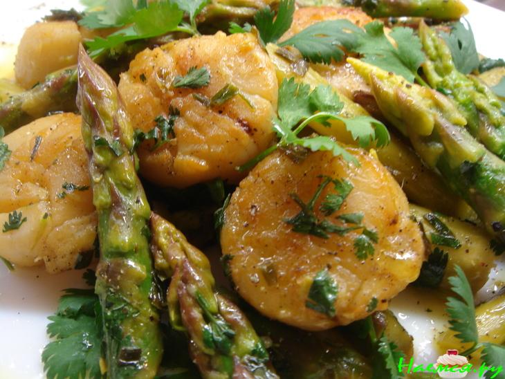 Морские гребешки со спаржей Морские гребешки со спаржей