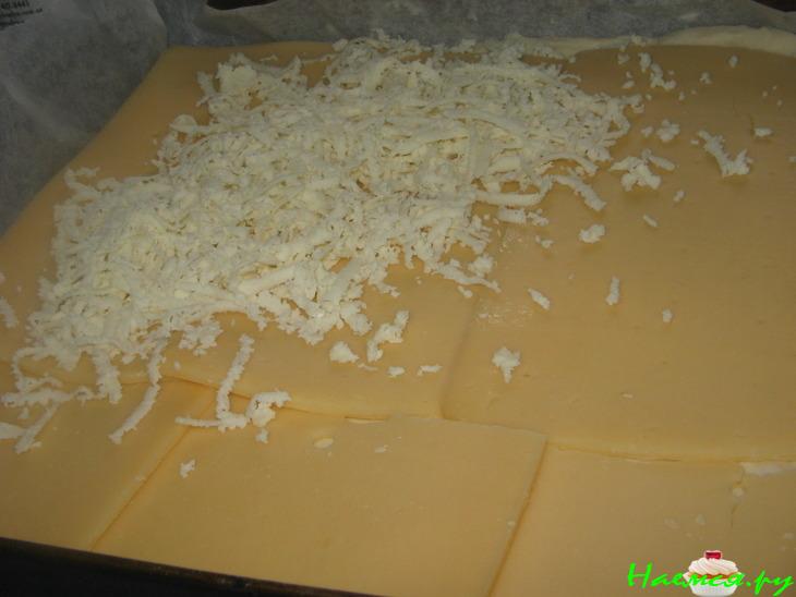 Пирог с двумя видами сыра из теста для пиццы