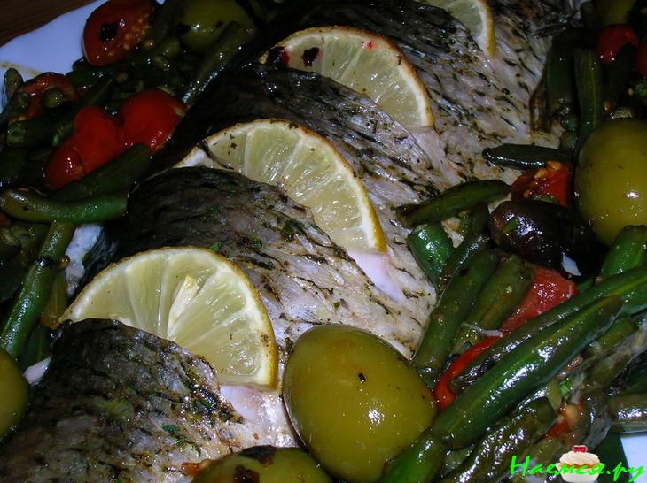 Карп с овощами в базиликовом соусе