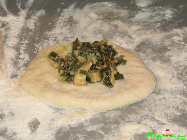 Пирожки с зеленым луком и яйцом