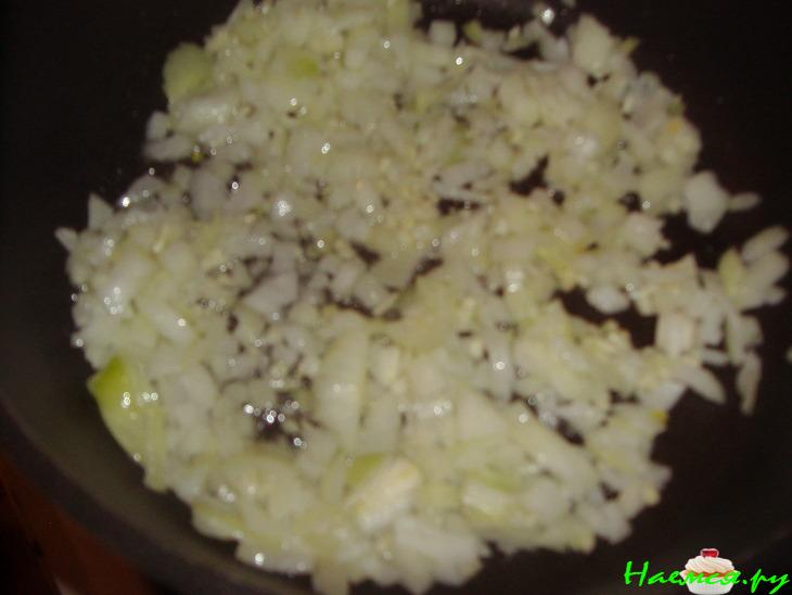 Паста с мясным фаршем и грибами в сметанном соусе