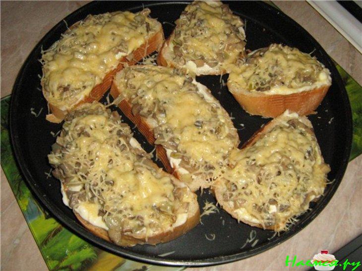 Горячие бутерброды с грибами, луком и сыром