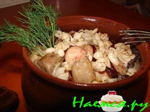 Перловка с копчёными колбасками и грибами