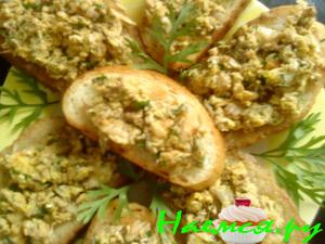 Горячие бутеры со скумбрией и яйцом Горячие бутеры со скумбрией и яйцом