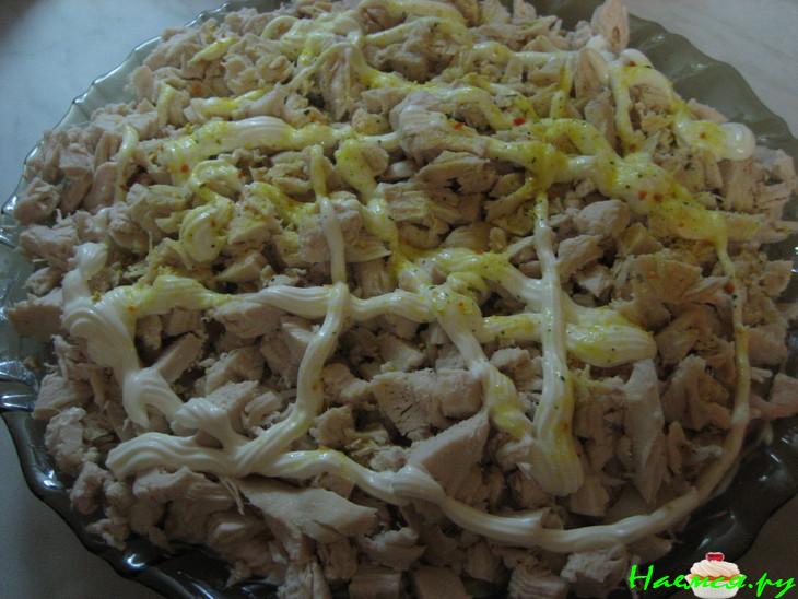 Салат с куриной грудкой и грибами "Сытный"