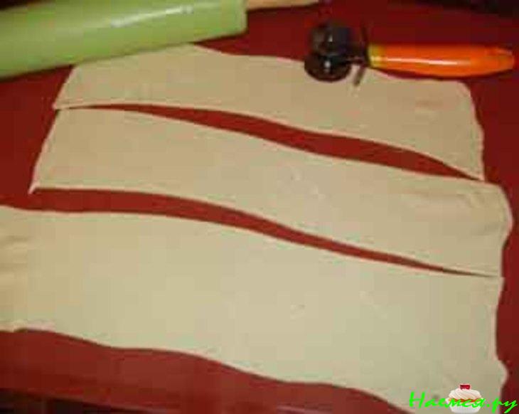 Сардельки шпигованные овощами в слоеном тесте