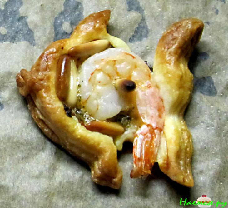 Закуска из слоёного теста с креветками, песто и кедровыми орешками "Рыбки"