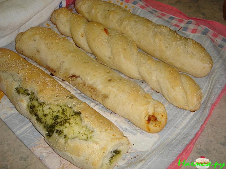 Хлеб с соусом из кориандра и соусом из вяленых помидор