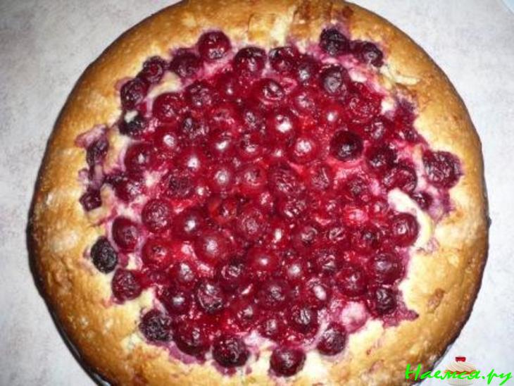 Вишневый пирог посыпанный с сахарной пудрой