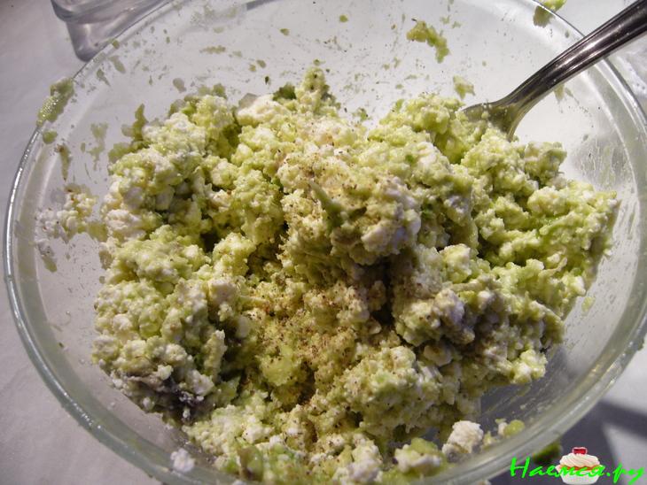 Гренки со смесью авокадо и феты Гренки со смесью авокадо и феты