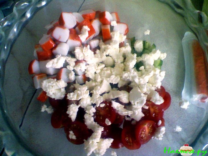 Вкусный салатик с крабовыми палочками