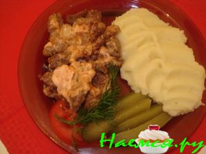 Мясо жареное с кунжутом с соусом по-французски