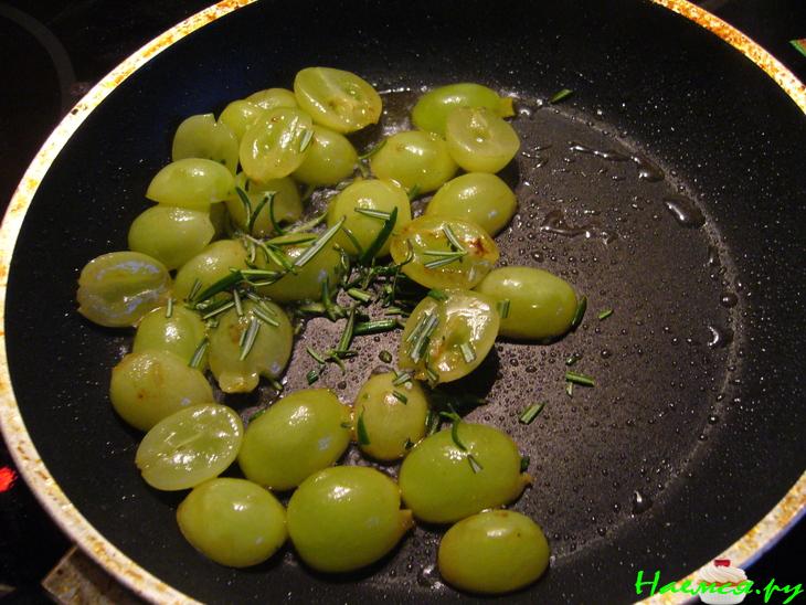 Моцарелла с виноградом и крутонами Моцарелла с виноградом и крутонами