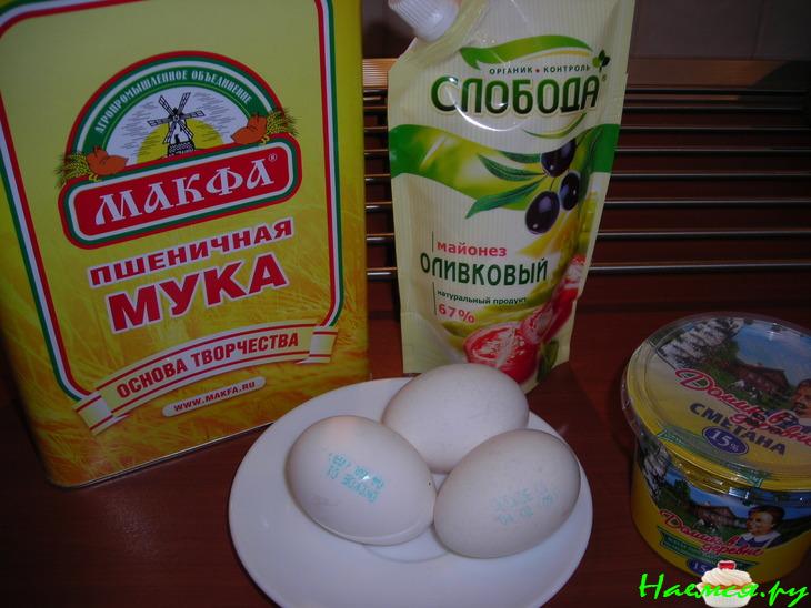 Заливной пирог с сайрой, рисом и жаренным луком