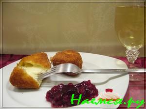 Фритированый камембер с клюквенным конфитюром