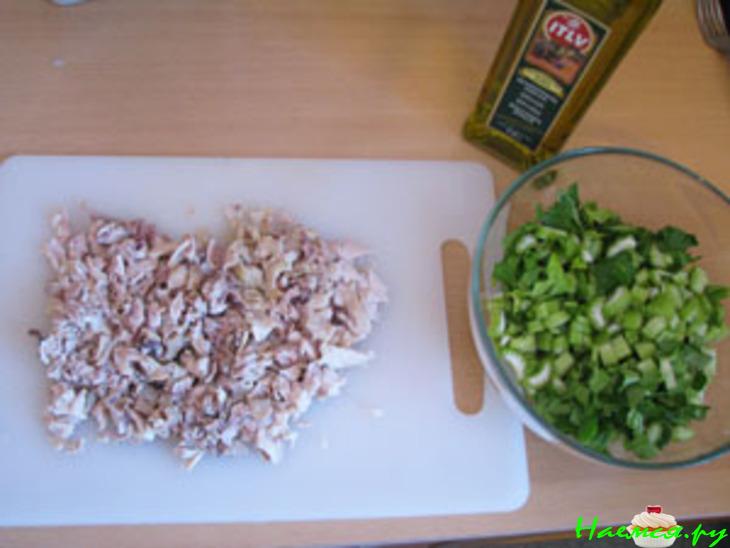 Приятный салатик из курицы и сельдерея Приятный салатик из курицы и сельдерея