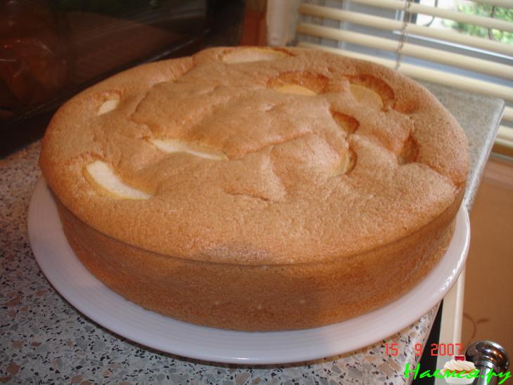 Пирог бисквитный с яблоками